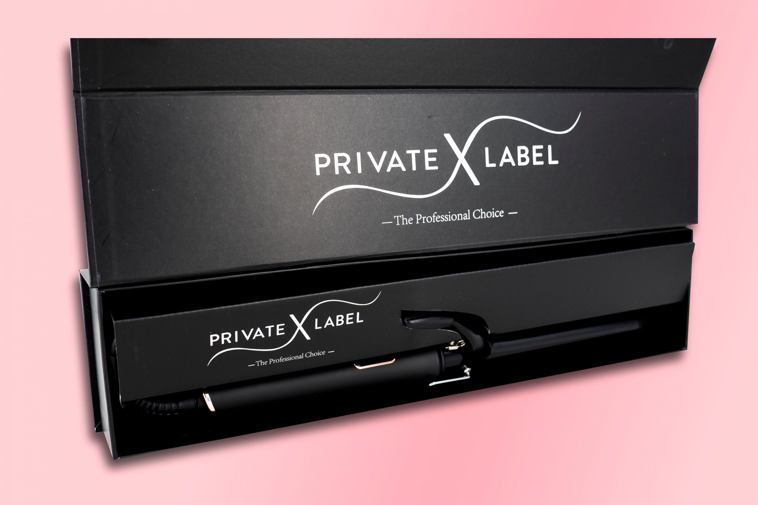 粉红色背景下的 Private Label 卷发器。