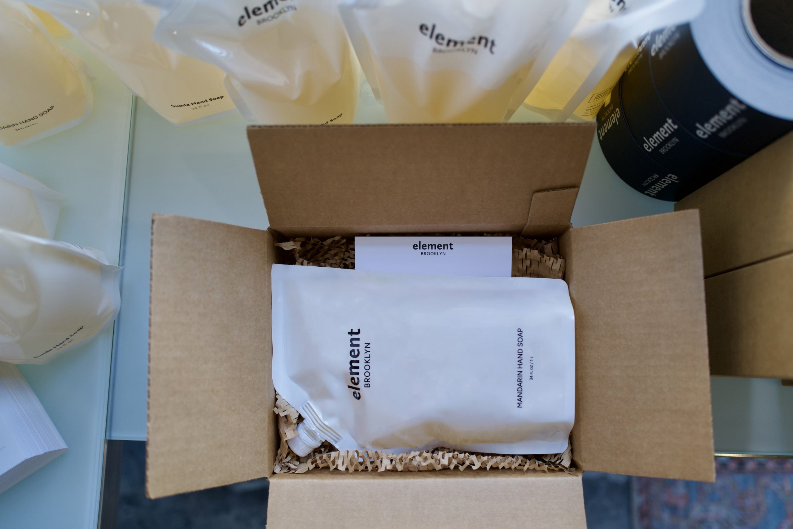 打开盒子，里面装着 Element Brooklyn 的可填充袋，里面装有肥皂和一张品牌感谢卡