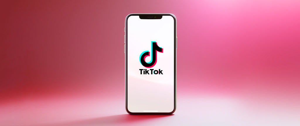 屏幕带有 TikTok 大标志的手机