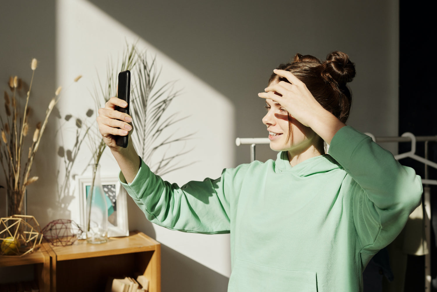 女人用手机自拍