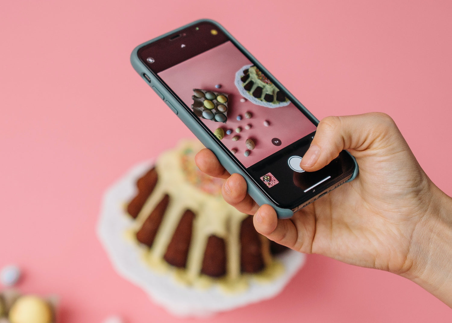 一个人用 iPhone 拍摄蛋糕的照片