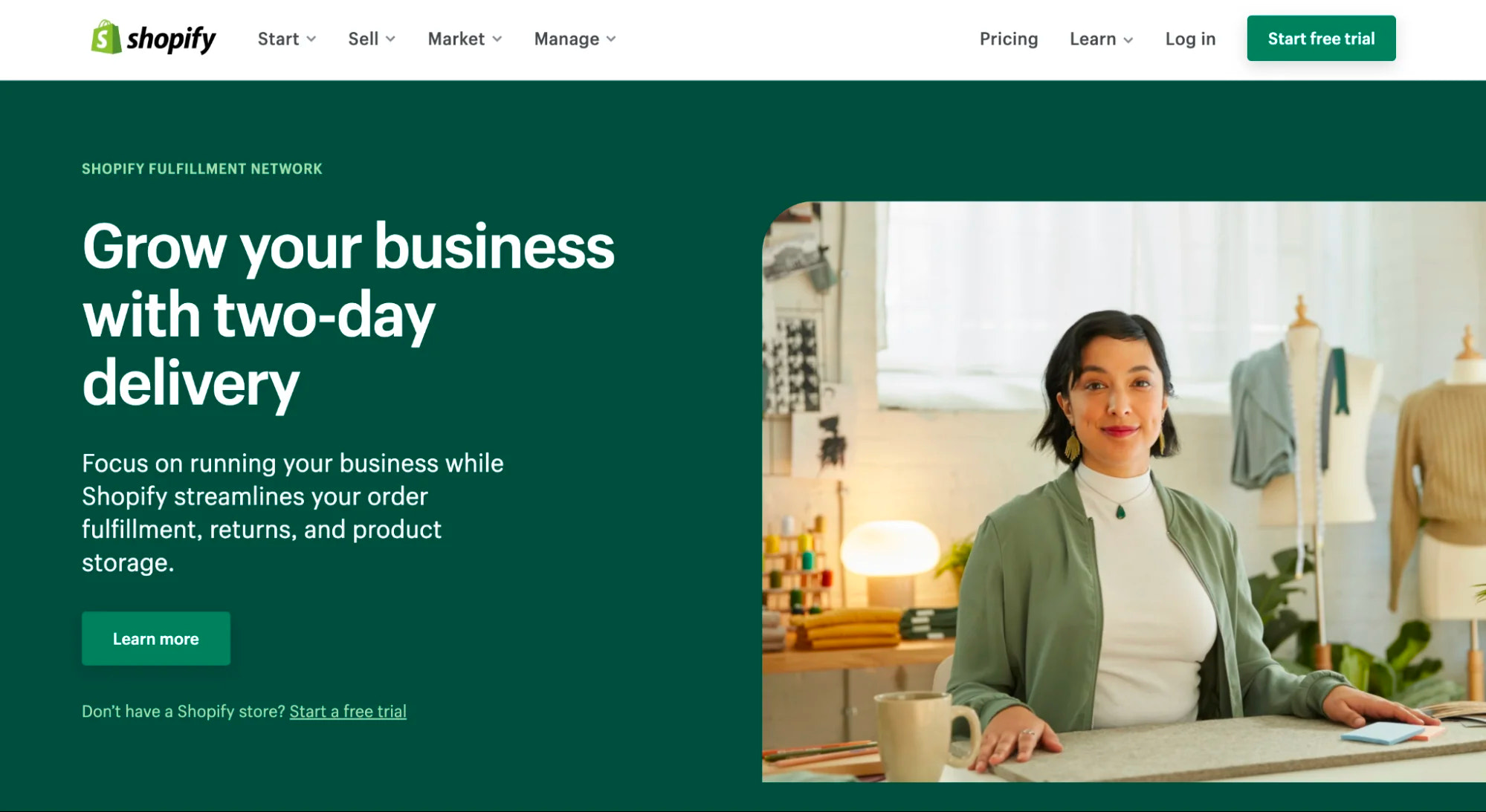 时尚设计工作室中的一个人在有关 Shopify 配送网络的信息旁边。