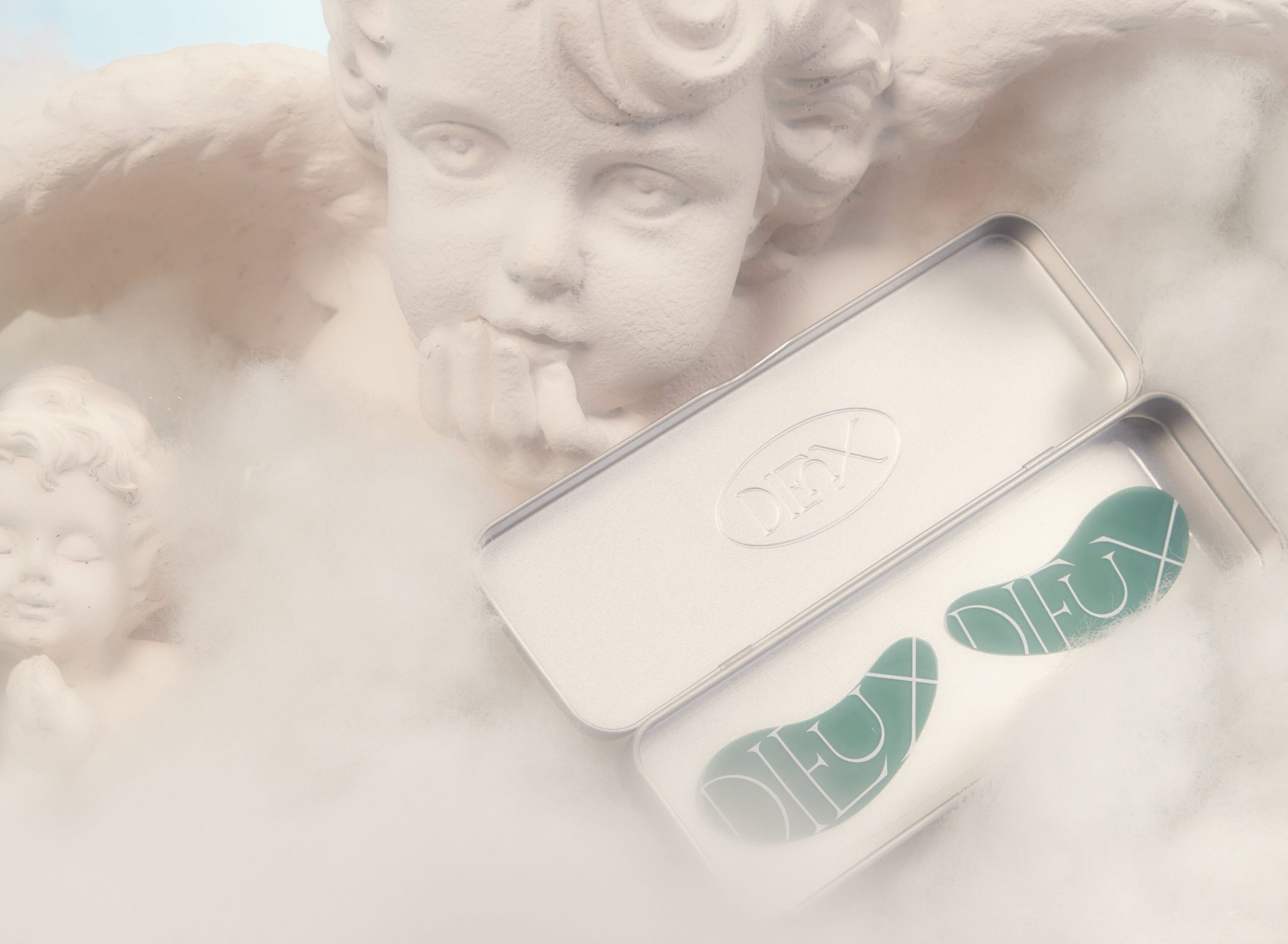 Dieux Skin最畅销的产品之一，Forever眼罩漂浮在云端，后面有一个大大小小的天使。